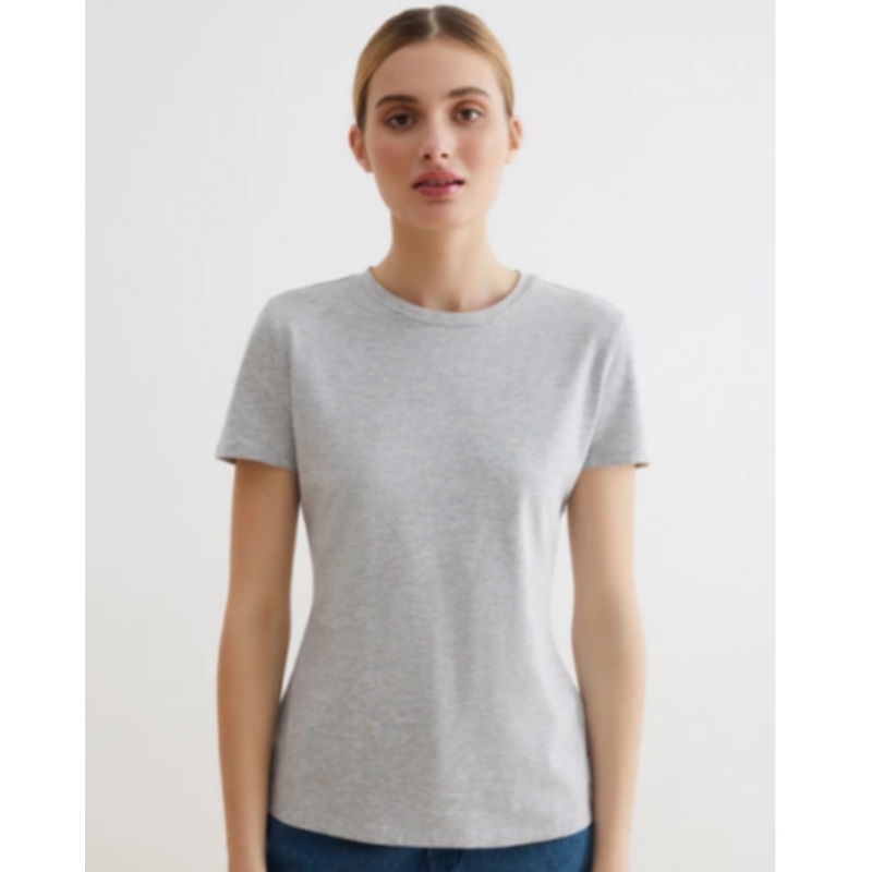 T-shirt gris clair aménagé en hypoallergénique